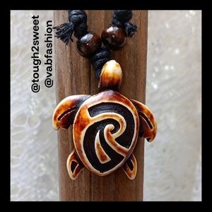 ARTISAN CARVED BOHO RESIN TURTLE ADJUSTABLE PENDANT NECKLACE W/GIFT BOX (I)